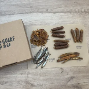Caja Adiestramiento talla pequeña abierta vista desde arriba, con salchichas de buey, pollo y cordero, boquerones, filetes de melva y minichips de cerdo