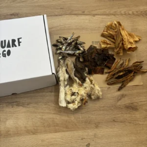 Caja Antialérgica talla grande abierta vista desde arriba, con caravaca de cordero, boquerones, filetes de melva, orejas de conejo y saladitos de atún