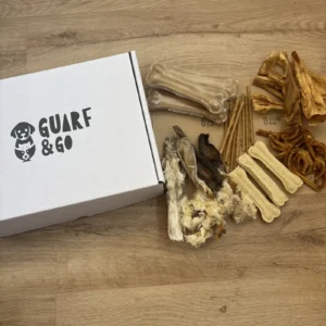 Caja Dental & Mordedor talla grande abierta vista desde arriba, con orejas de conejo, huesos de colágeno, huesos prensados, palitos trenzados y patas de pollo